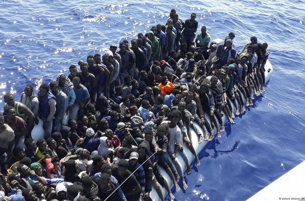 La lutte contre l’immigration clandestine est un domaine d’intervention clé pour l’ONG Internationale ADN, qui s’efforce de traiter les causes profondes de la migration irrégulière tout en offrant des alternatives viables. Voici comment ADN aborde cette problématique :