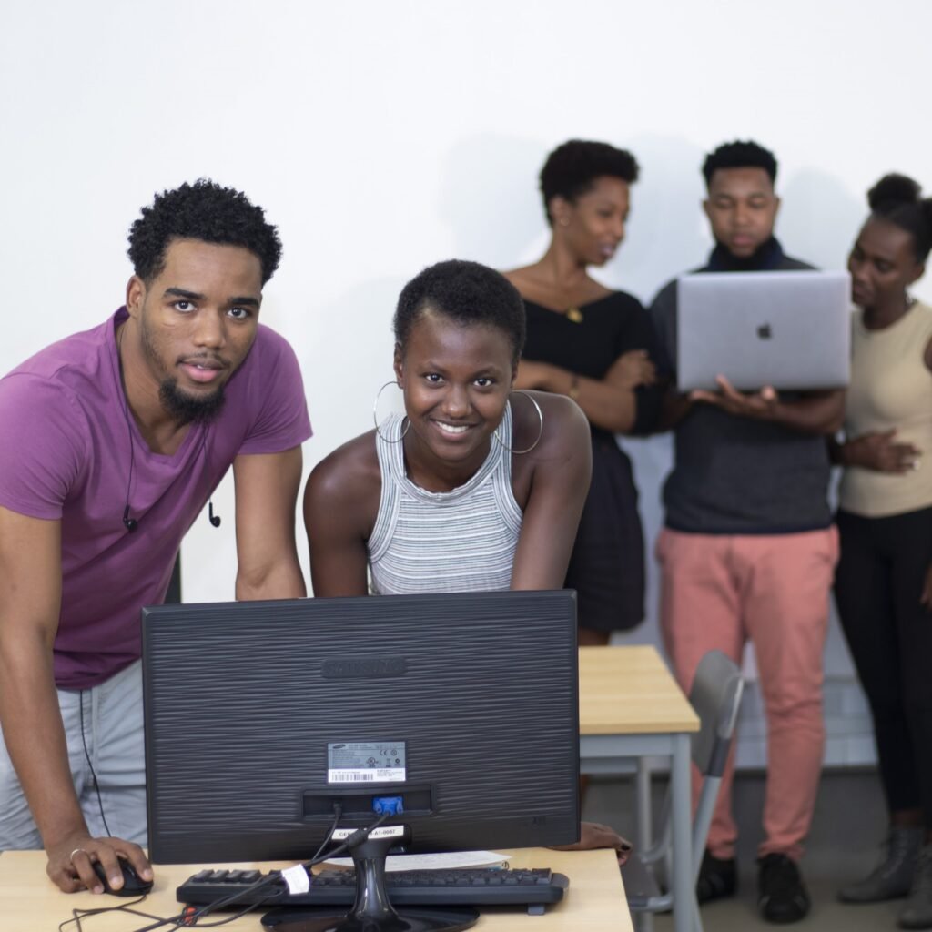 Le domaine de la jeunesse et de l’entrepreneuriat est un axe majeur d’intervention pour l’ONG Internationale ADN, visant à équiper les jeunes avec les compétences et les ressources nécessaires pour devenir des acteurs économiques dynamiques. Voici comment ADN s’engage dans ce secteur :